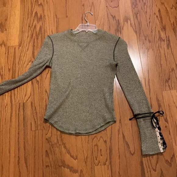 Free People Sz Medium mountaineer cuff T-shirt w/lace up/down sleeve option. - Picture 9 of 10